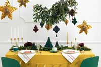 Festlich gedeckter Tisch mit Honeycomb Zapfen Weihnachtshängern