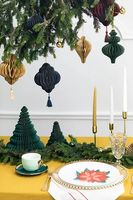 Papieranhänger Honeycomb Zapfen in grün-gold am Weihnachtsbaum