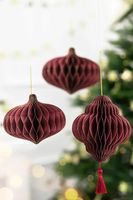 92641-Weihnachtshaenger-Honeycomb-Zapfen-weinrot-mit-Goldrand--10x15cm-Screenshot-2025-09-11-145821.jpg Papier-Honeycomb Laterne in Weinrot-Gold als Weihnachtsdeko mit drei anderen Formen