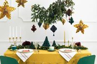 Festlich gedeckter Tisch mit Honeycomb Zapfen Weihnachtshängern
