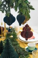 92642-Weihnachtshaenger-Honeycomb-Laterne-mit-Quaste-blau-mit-Goldrand-13-2x15cm-Screenshot-2025-09-11-150833.jpg Weihnachtshänger Honeycomb Zapfen blau mit Goldrand 10x15cm hängend am Zweig neben anderen Honeycomb-Anhängern