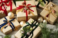 Geschenkverpackungen mit grünem Samtband und Schleifen