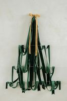 92648-Satinband-gruen-3mm-breit-1-Rolle-mit-50m-Dekoband-und-Geschenkband-Screenshot-2025-09-11-162821.jpg Kreativer Weihnachtsbaum aus grünem Samtband an der Wand