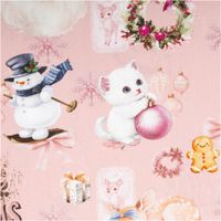 Baumwollstoff Popeline in Rosa mit weihnachtlichen Motiven – weiße Katze mit Christbaumkugel, Schneemann auf Ski, Lebkuchenmann, Geschenkpakete, Rentiere und Kränze im nostalgischen Merry-Christmas-Design - Nahaufnahme