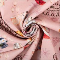 Baumwollstoff Popeline in Rosa mit weihnachtlichen Motiven – weiße Katze mit Christbaumkugel, Schneemann auf Ski, Lebkuchenmann, Geschenkpakete, Rentiere und Kränze im nostalgischen Merry-Christmas-Design - kunstvoll eingedreht in Falten