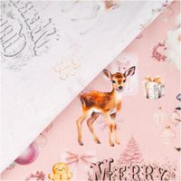 Baumwollstoff Popeline in Rosa mit weihnachtlichen Motiven – weiße Katze mit Christbaumkugel, Schneemann auf Ski, Lebkuchenmann, Geschenkpakete, Rentiere und Kränze im nostalgischen Merry-Christmas-Design - mit Rueckseite