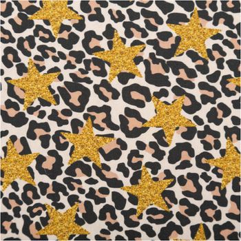 Baumwollstoff Popeline mit Leopardenmuster in Beige, Braun und Schwarz, verziert mit auffälligen goldfarbenen Glitzer-Sternen - Nahaufnahme