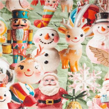 French Terry Weihnachtsstoff mit nostalgischen Motiven – bunte Figuren wie Nussknacker, Schneemänner, Rentiere, Weihnachtsmann und Christbaumschmuck auf grünem Hintergrund im Digitaldruck - Nahaufnahme