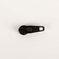 Robuster Zipper aus schwarz lackiertem Feinzinkdruckguss ergänzt Reißverschlüsse mit einer Breite von 25 mm ideal. Die hochwertige Verarbeitung sorgt für eine langlebige Nutzung und ein reibungsloses Gleiten, was ihn zum perfekten Ersatzteil oder Zubehör f