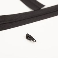 Robuster Zipper aus schwarz lackiertem Feinzinkdruckguss ergänzt Reißverschlüsse mit einer Breite von 25 mm ideal. Die hochwertige Verarbeitung sorgt für eine langlebige Nutzung und ein reibungsloses Gleiten, was ihn zum perfekten Ersatzteil oder Zubehör f