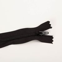 92680-Reissverschluss-Kunststoffspirale-universal-made-in-Germany-40cm-Schwarz--IMG-0654.jpg Schwarzer Universal-Reißverschluss mit Kunststoffspirale eignet sich perfekt für diverse Näharbeiten an Kissen, Taschen oder Bekleidung. Das in Deutschland gefertigte Produkt bietet bei einer Länge von 40 cm zuverlässige Qualität und eine besonders geschme