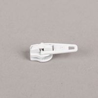 92683-Zipper-Weiss-lackiert-Feinzinkdruckguss-fuer-Reissverschluss-25mm-IMG-9975.jpg Dieser hochwertige Schieber (Zipper) aus weiß lackiertem Feinzinkdruckguss ist die perfekte Ergänzung für Reißverschlüsse mit einer Breite von 25 mm. Er überzeugt durch seine robuste Verarbeitung und langlebige Qualität für Ihre individuellen Nähprojekte -