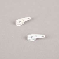 92683-Zipper-Weiss-lackiert-Feinzinkdruckguss-fuer-Reissverschluss-25mm-IMG-9981.jpg Dieser hochwertige Schieber (Zipper) aus weiß lackiertem Feinzinkdruckguss ist die perfekte Ergänzung für Reißverschlüsse mit einer Breite von 25 mm. Er überzeugt durch seine robuste Verarbeitung und langlebige Qualität für Ihre individuellen Nähprojekte -