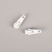 92683-Zipper-Weiss-lackiert-Feinzinkdruckguss-fuer-Reissverschluss-25mm-IMG-9984.jpg Dieser hochwertige Schieber (Zipper) aus weiß lackiertem Feinzinkdruckguss ist die perfekte Ergänzung für Reißverschlüsse mit einer Breite von 25 mm. Er überzeugt durch seine robuste Verarbeitung und langlebige Qualität für Ihre individuellen Nähprojekte -