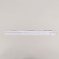 92684-Reissverschluss-Kunststoffspirale-universal-made-in-Germany-30cm-Weiss-IMG-9989.jpg Dieser universelle Spiralreißverschluss aus hochwertigem Kunststoff bietet mit einer Länge von 30 cm vielseitige Einsatzmöglichkeiten. Die Fertigung „Made in Germany“ garantiert eine langlebige Qualität und eine reibungslose Handhabung für Ihre Kissen, Bek