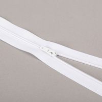 Dieser universelle Spiralreißverschluss aus hochwertigem Kunststoff bietet mit einer Länge von 40 cm vielseitige Einsatzmöglichkeiten. Die Fertigung „Made in Germany“ garantiert eine langlebige Qualität und eine reibungslose Handhabung für Ihre Kissen, Bek