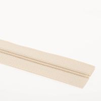 Dieser hochwertige Reißverschluss als Meterware in dezentem Beige bietet maximale Flexibilität für Ihre Nähprojekte. Die in Deutschland gefertigte Qualitätsware lässt sich individuell auf die gewünschte Länge zuschneiden und überzeugt durch eine Breite von