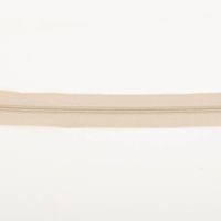 Dieser hochwertige Reißverschluss als Meterware in dezentem Beige bietet maximale Flexibilität für Ihre Nähprojekte. Die in Deutschland gefertigte Qualitätsware lässt sich individuell auf die gewünschte Länge zuschneiden und überzeugt durch eine Breite von