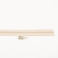Dieser hochwertige Reißverschluss als Meterware in dezentem Beige bietet maximale Flexibilität für Ihre Nähprojekte. Die in Deutschland gefertigte Qualitätsware lässt sich individuell auf die gewünschte Länge zuschneiden und überzeugt durch eine Breite von