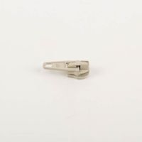 92687-Zipper-Beige-lackiert-Feinzinkdruckguss-fuer-Reissverschluss-25mm-IMG-4207.jpg Zipper in Beige lackiert, 25 mm – kompakter Schieber aus Feinzinkdruckguss mit trapezförmigem Zuggriff und seitlicher Arretierautomatik, präzise gefertigt für Reißverschlüsse in Textilien und Taschen - Nahaufnahme