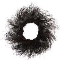 Großer, handgearbeiteter Halloween-Kranz aus schwarzem Rattan. Der „Spooky“ Türkranz besteht aus einem dicht gewickelten Geäst und ist mit mehreren schwarzen Fledermäusen verziert. Der Deko-Kranz hat einen Durchmesser von 57 Zentimetern - Freistellerbild