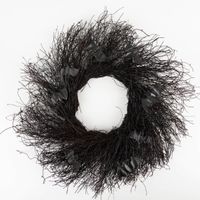 Großer, handgearbeiteter Halloween-Kranz aus schwarzem Rattan. Der „Spooky“ Türkranz besteht aus einem dicht gewickelten Geäst und ist mit mehreren schwarzen Fledermäusen verziert. Der Deko-Kranz hat einen Durchmesser von 57 Zentimetern - Vollansicht
