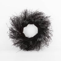 Großer, handgearbeiteter Halloween-Kranz aus schwarzem Rattan. Der „Spooky“ Türkranz besteht aus einem dicht gewickelten Geäst und ist mit mehreren schwarzen Fledermäusen verziert. Der Deko-Kranz hat einen Durchmesser von 57 Zentimetern - Ganzansicht