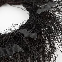 92690-Halloween-Haengekranz-Spooky-mit-Fledermaus-handgearbeitet-aus-Rattan-57cm-IMG-9333.jpg Großer, handgearbeiteter Halloween-Kranz aus schwarzem Rattan. Der „Spooky“ Türkranz besteht aus einem dicht gewickelten Geäst und ist mit mehreren schwarzen Fledermäusen verziert. Der Deko-Kranz hat einen Durchmesser von 57 Zentimetern - Detailaufnahme