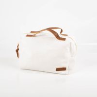 92695-Kosmetiktasche-Travel-26x12x17cm--LxBxH--aus-Baumwolle-IMG-9140.jpg Praktische, unifarbene Kosmetiktasche Travel aus weißem Baumwoll-Canvas. Die Tasche mit Reißverschluss und braunen Tragegriffen ist 26 mal 12 mal 17 Zentimeter groß - Vollansicht