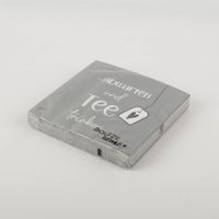 erviettenpackung in Grau mit der Aufschrift „…abwarten und Tee trinken“, präsentiert mit gezeichnetem Teebeutel-Motiv und dezenter Struktur, in Szene gesetzt vor hellem Hintergrund – 3-lagige FSC-Papier-Servietten von Boltze Home - seitlich von oben