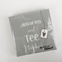 92699-Servietten-Tee-20-Stk-3-lagig-16-5x16-5cm-FSC-Papier-IMG-9050.jpg erviettenpackung in Grau mit der Aufschrift „…abwarten und Tee trinken“, präsentiert mit gezeichnetem Teebeutel-Motiv und dezenter Struktur, in Szene gesetzt vor hellem Hintergrund – 3-lagige FSC-Papier-Servietten von Boltze Home - Vollansicht