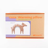 Niedliches Leschi Wärmekissen in Form eines goldbraunen Rehkitz. Das kuschelige Kissen mit weißen Flecken ist mit 100% Bio-Weizen gefüllt und spendet langanhaltende, natürliche Wärme - mit Verpackung