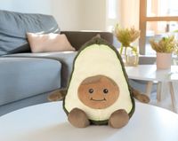 92712-Warmies---Donut-rosa-----Waermestofftier-mit-Hirse-Lavendelfuellung-und-Lavendelduft-01261-Avocado-image-1-1920x1920.jpg Kuscheliges Warmies® Avocado-Wärmestofftier, gefüllt mit Hirse und Lavendel. Das weiche Kuscheltier kann in der Mikrowelle erwärmt werden und verströmt einen entspannenden Lavendelduft - grün mit Gesicht auf Tisch im Wohnzimmer