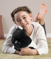 Warmies Tapir Wärmestofftier schwarz-weiß – Kuscheltier mit Lavendelduft im Arm eines Kindes