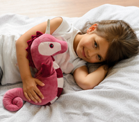 92714-Warmies---Avocado-Waermestofftier-----Kuscheltier-mit-Hirse-Lavendelfuellung-und-Lavendelduft-01210-Meer-Einhorn-image-1920x1920.png Mädchen liegt im Bett und kuschelt ein pinkes Warmies See-Einhorn Wärmestofftier