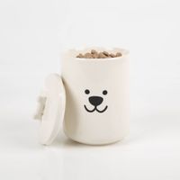 92723-Vorratsdose-Hund-mit-Deckel-Keramik-11x17cm--DxH--von-Boltze-IMG-9224-Bearbeitet.jpg Niedliche Vorratsdose für Hunde-Leckerchen aus Keramik von Boltze. Der cremefarbene Behälter zeigt ein stilisiertes Hundegesicht, der Deckel wird von einem weißen Knochen geziert - mit Hundefutter