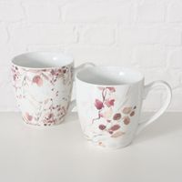 Großer Jumbobecher von Boltze aus weißer Keramik mit Henkel. Der Becher mit 480 Milliliter Fassungsvermögen ziert ein zartes, herbstliches Florales-Dessin in Braun- und Rosétönen - zwei Becher mit hellem Hintergrund