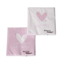 Zwei Packungen rosa und weiße Servietten mit Herzmotiv und Schriftzügen „Love You“ und „Love You More“.