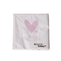 Einzelne weiße Serviettenpackung mit rosa Herz und Schriftzug „Love You“, Marke Boltze sichtbar.