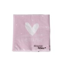 Einzelne rosa Serviettenpackung mit weißem Herz und Schriftzug „Love You More“.
