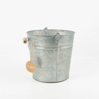 Großer Pflanztopf von Boltze in Form eines Metalleimers. Der Eimer in Zink-Optik hat einen Metallbügel mit Holzgriff. Er ist 23,5×23,5 cm groß und eignet sich ideal für rustikale oder industrielle Dekorationen - Vollansicht