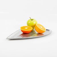Elegante, handgearbeitete Schale in Herzform aus Aluminium. Die Oberfläche ist silberfarben und leicht mattiert. Die lange, stilvolle Servierschale von Boltze ist 18×30 Zentimeter groß und lebensmittelecht - mit Obst praesentiert