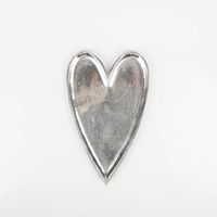 Elegante, handgearbeitete Schale in Herzform aus Aluminium. Die Oberfläche ist silberfarben und leicht mattiert. Die lange, stilvolle Servierschale von Boltze ist 18×30 Zentimeter groß und lebensmittelecht - von oben
