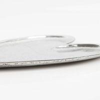 Elegante, handgearbeitete Schale in Herzform aus Aluminium. Die Oberfläche ist silberfarben und leicht mattiert. Die lange, stilvolle Servierschale von Boltze ist 18×30 Zentimeter groß und lebensmittelecht - Detailaufnahme
