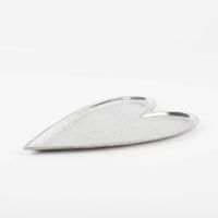 92740-Schale-Herz-aus-Aluminium-lebensmittelecht-handgearbeitet-18x30cm-von-Boltze-IMG-0032.jpg Elegante, handgearbeitete Schale in Herzform aus Aluminium. Die Oberfläche ist silberfarben und leicht mattiert. Die lange, stilvolle Servierschale von Boltze ist 18×30 Zentimeter groß und lebensmittelecht - Vollansicht