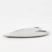 92740-Schale-Herz-aus-Aluminium-lebensmittelecht-handgearbeitet-18x30cm-von-Boltze-IMG-0043.jpg Elegante, handgearbeitete Schale in Herzform aus Aluminium. Die Oberfläche ist silberfarben und leicht mattiert. Die lange, stilvolle Servierschale von Boltze ist 18×30 Zentimeter groß und lebensmittelecht - Nahaufnahme