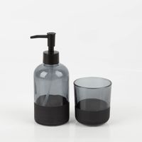 Runder Seifenspender von Boltze aus Rauchglas mit matt-schwarzem Pumpkopf. Der untere Teil des Spenders ist deckend schwarz. Der Spender ist 7×19 Zentimeter groß und dient als stilvoller Hingucker im Bad - in Szene gesetzt