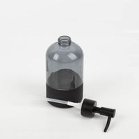 Runder Seifenspender von Boltze aus Rauchglas mit matt-schwarzem Pumpkopf. Der untere Teil des Spenders ist deckend schwarz. Der Spender ist 7×19 Zentimeter groß und dient als stilvoller Hingucker im Bad - Detailaufnahme
