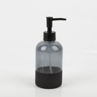 92744-Seifenspender-aus-Glas-schwarz-7-x-19-cm-von-Boltze-IMG-0010.jpg Runder Seifenspender von Boltze aus Rauchglas mit matt-schwarzem Pumpkopf. Der untere Teil des Spenders ist deckend schwarz. Der Spender ist 7×19 Zentimeter groß und dient als stilvoller Hingucker im Bad - Vollansicht