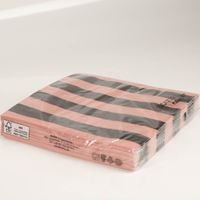 Stilvolle Servietten von Boltze Home mit modernem Streifenmuster in Rosa und Schwarz. Das FSC-zertifizierte Set enthält 20 dreilagige Papierservietten, die jeder Tischdekoration einen eleganten Akzent verleihen - Nahaufnahme